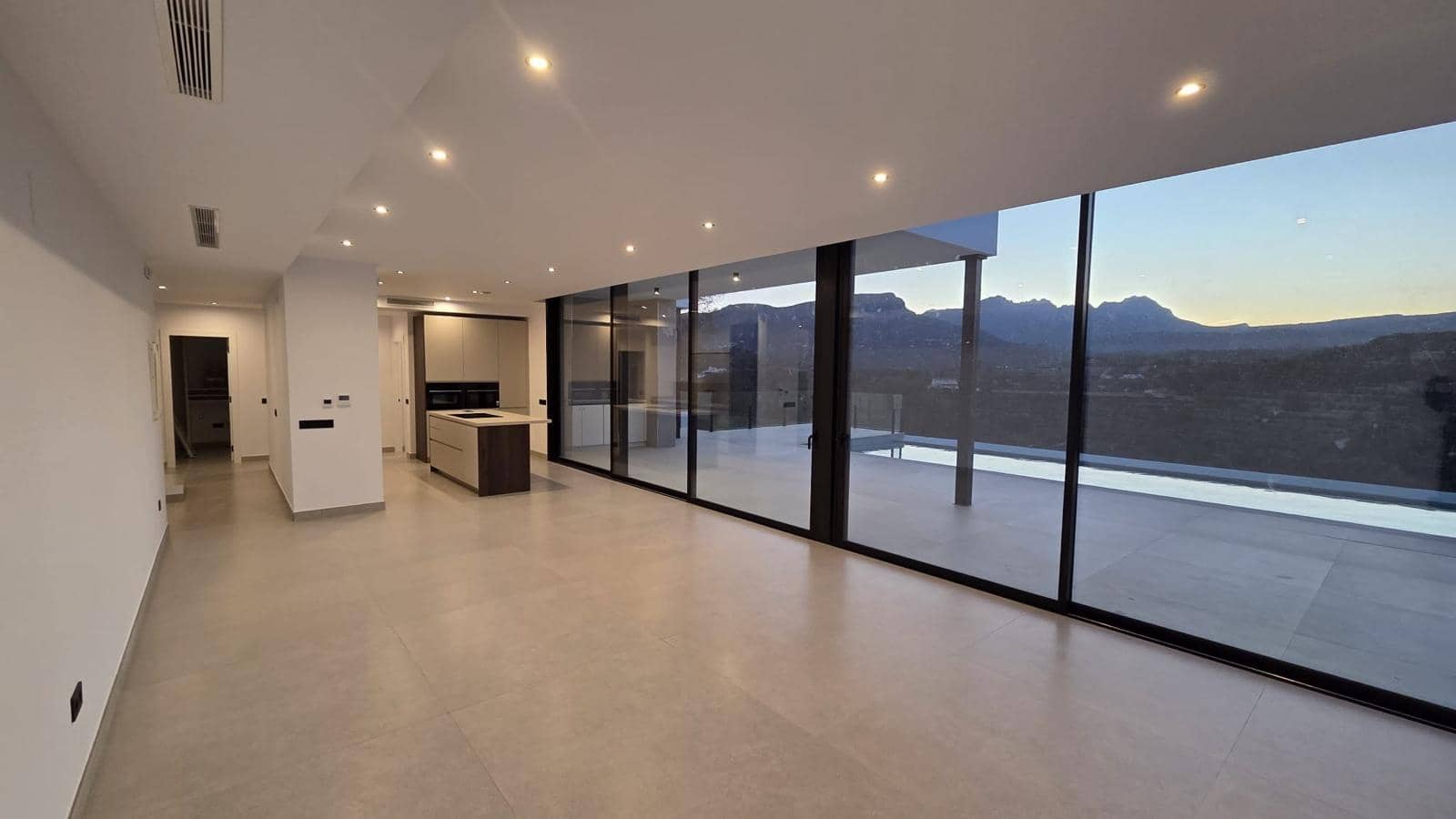 3 bedroom Villa for sale in Calpe / Calp - € 1,135,000 (Ref: 8820582)