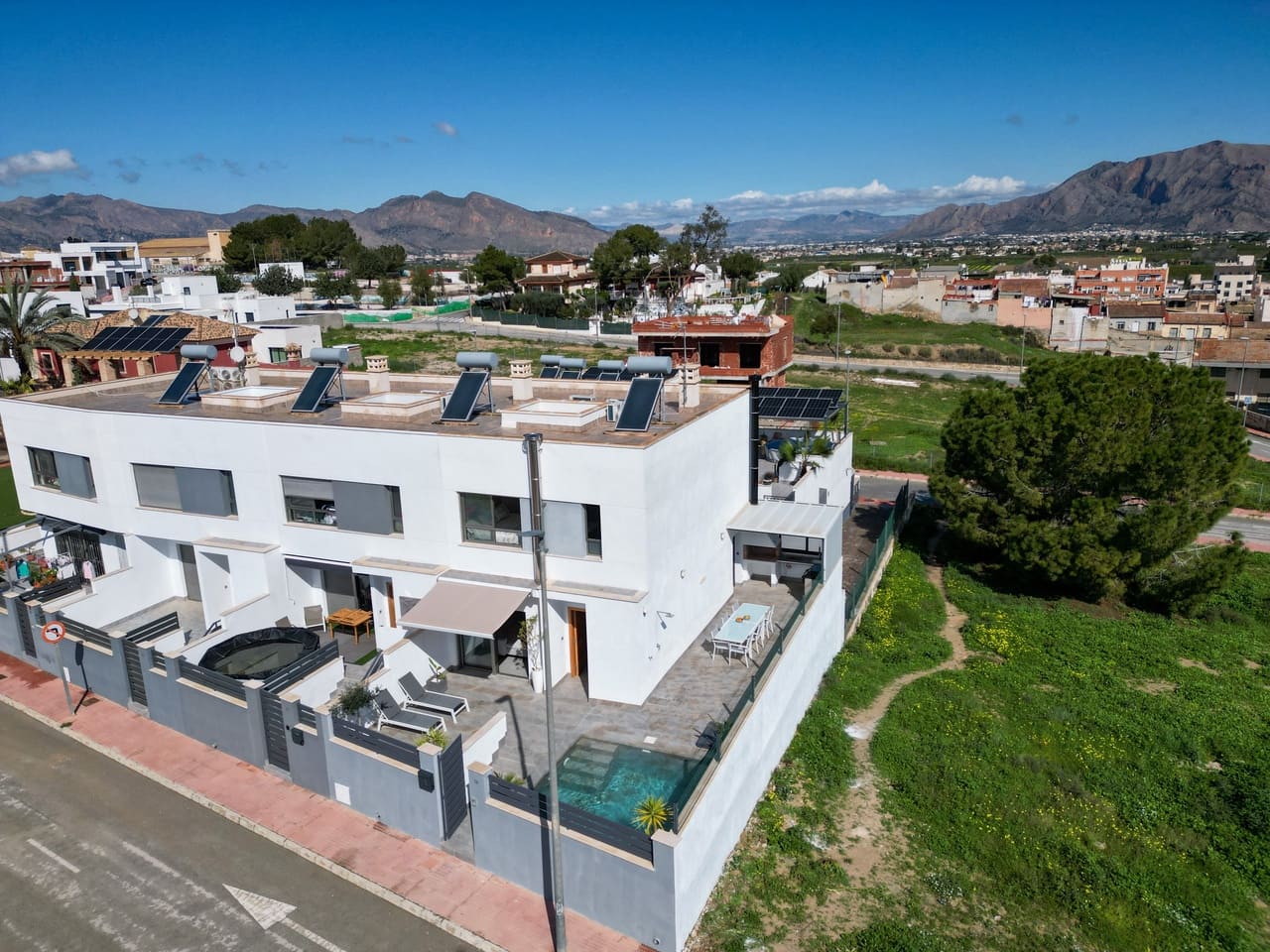 3 soverom Kjedet enebolig til salgs i Bigastro med svømmebasseng - € 329 900 (Ref: 8981881)