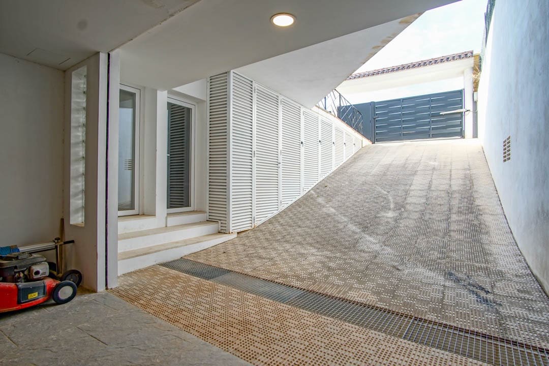 5 bedroom Villa for sale in Alfaz del Pi / L'Alfas del Pi with pool garage - € 1,600,000 (Ref: 9033961)