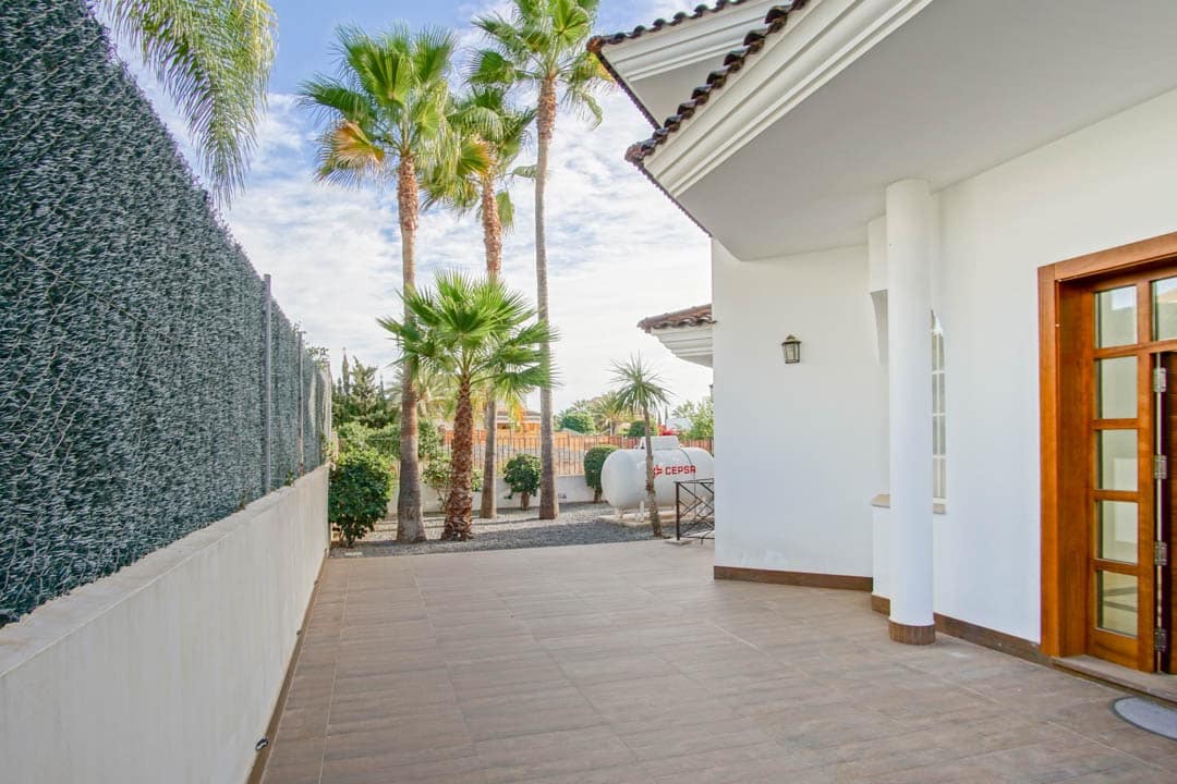 5 bedroom Villa for sale in Alfaz del Pi / L'Alfas del Pi with pool garage - € 1,600,000 (Ref: 9033961)