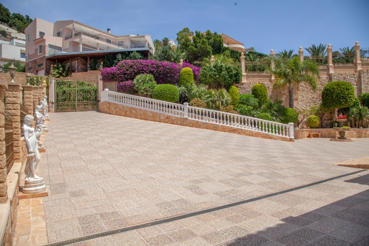 10 bedroom Villa for sale in Altea with pool - € 3,930,000 (Ref: 9103844)