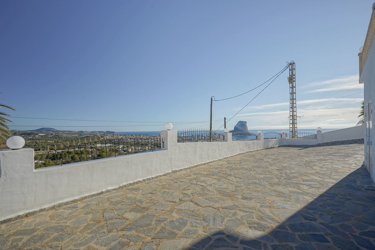 4 makuuhuone Huvila myytävänä paikassa Calpe / Calp mukana uima-altaan 
autotalli - 690 000 € (Ref: 9450368)