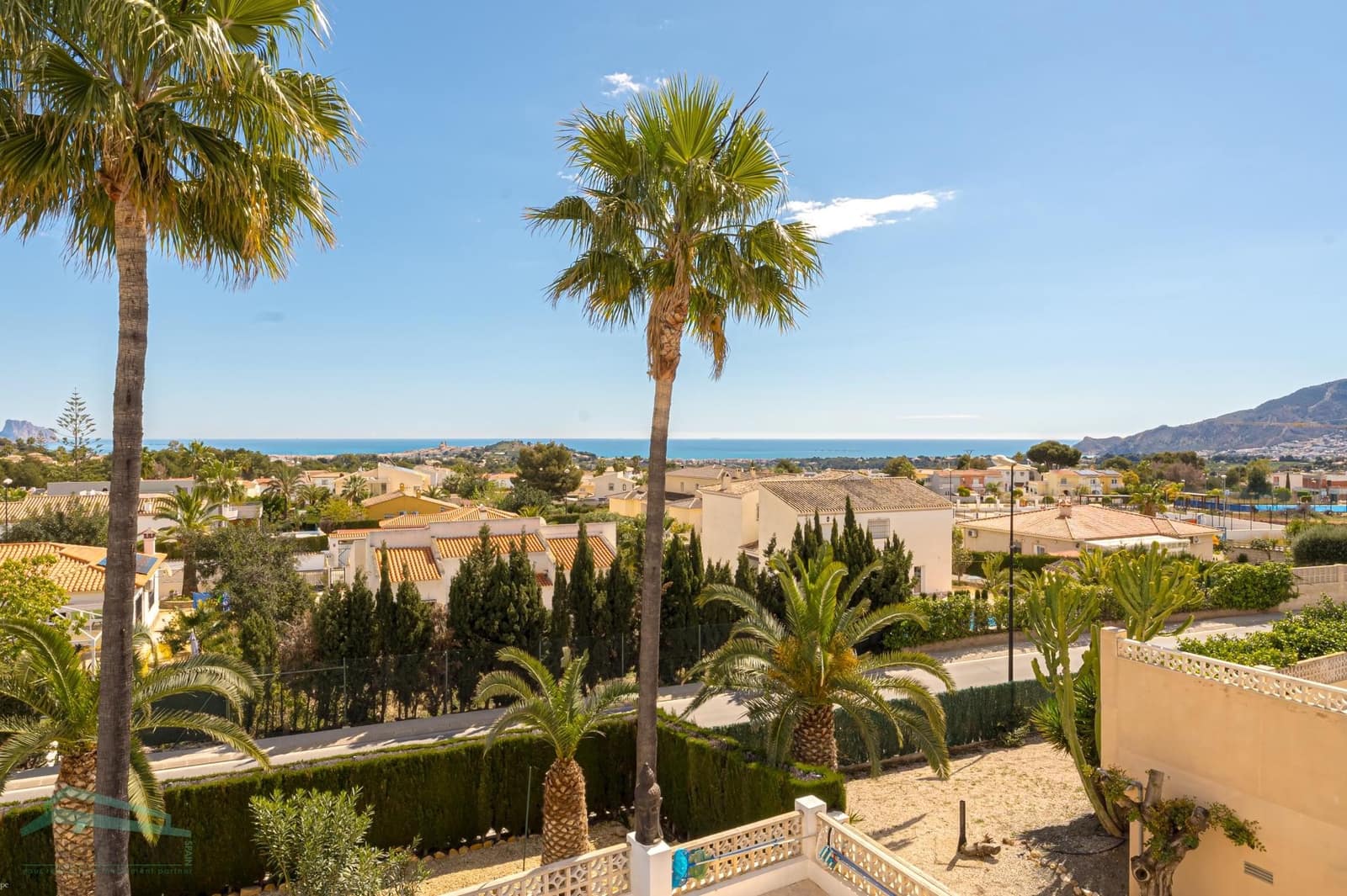 5 bedroom Villa for sale in La Nucia with garage - € 590,000 (Ref: 9558033)