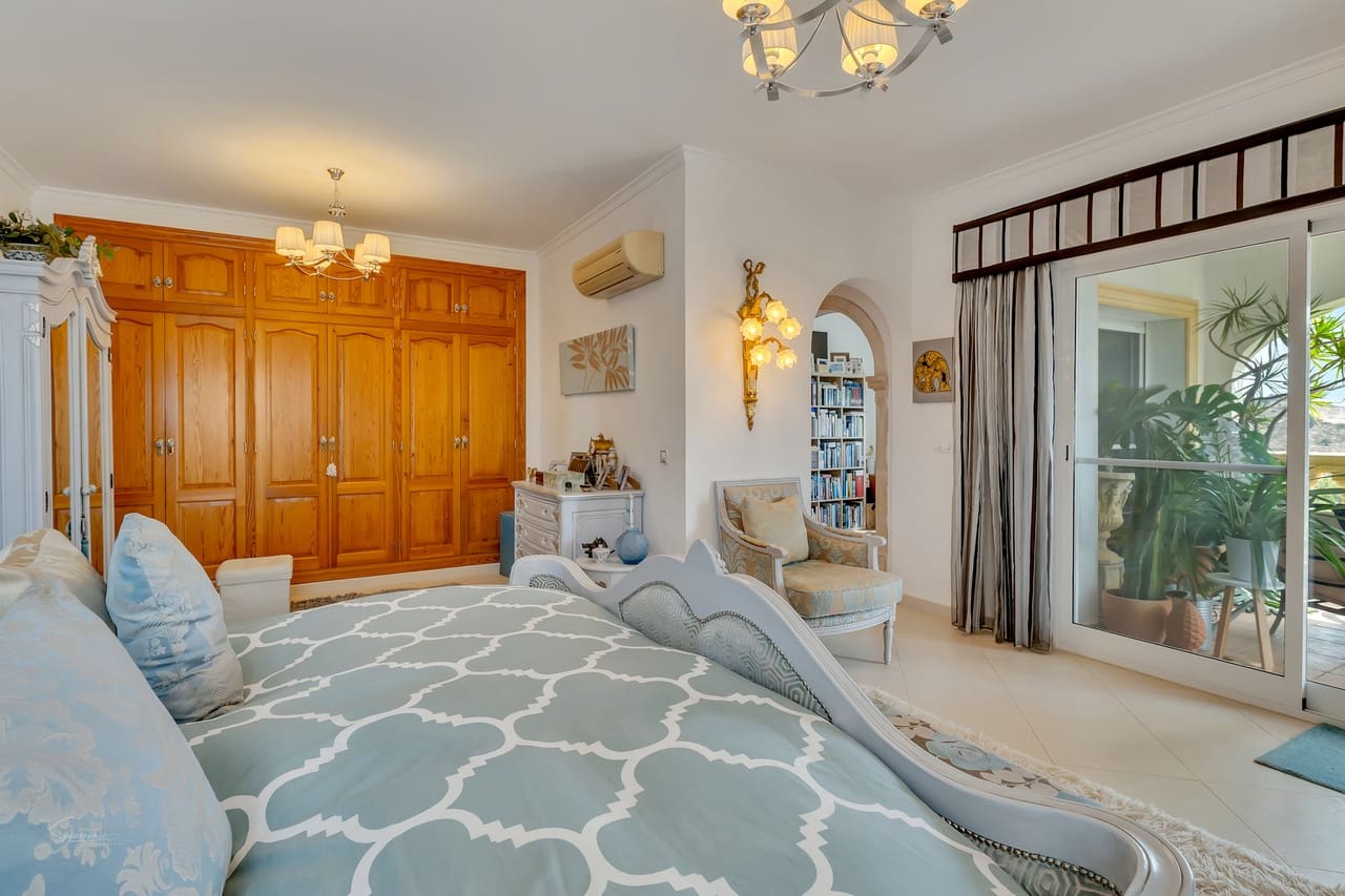 5 quarto Moradia para venda em Denia com piscina - 690 000 € (Ref: 9677931)