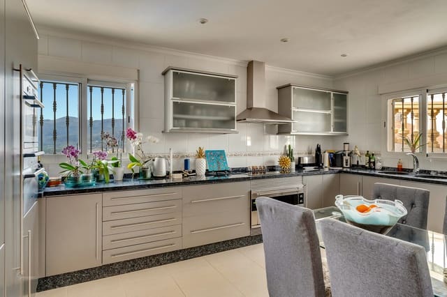 5 quarto Moradia para venda em Dénia com piscina - 690 000 € (Ref: 9677931)