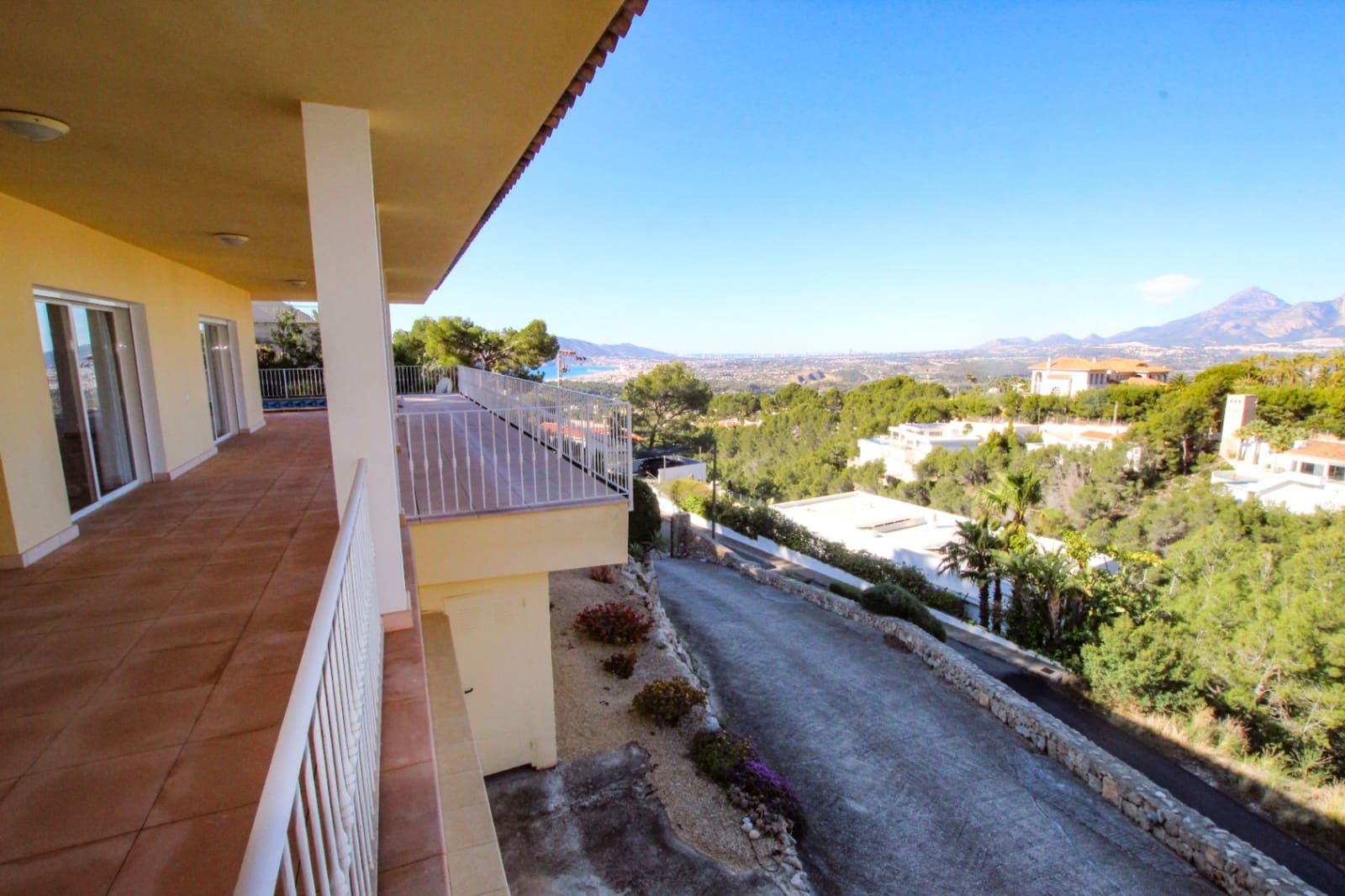 4 bedroom Villa for sale in Altea with pool garage - € 849,000 (Ref: 9778477)