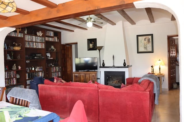 4 soveværelse Villa til salg i Orba med swimmingpool garage - € 515.000 (Ref: 9813546)