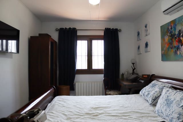 4 soveværelse Villa til salg i Orba med swimmingpool garage - € 515.000 (Ref: 9813546)