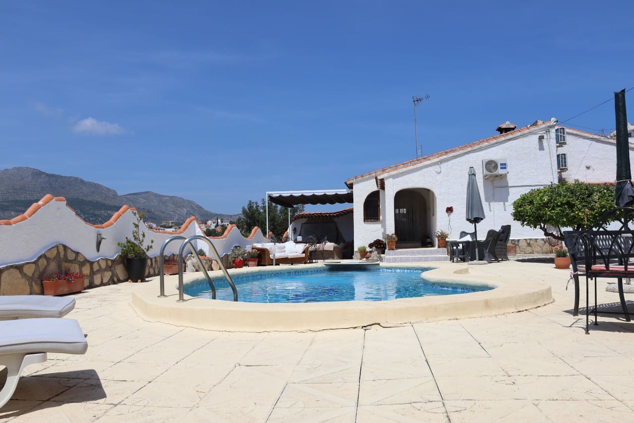4 soveværelse Villa til salg i Orba med swimmingpool garage - € 515.000 (Ref: 9813546)