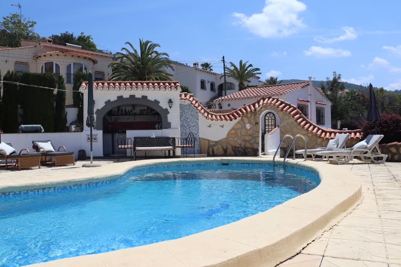 4 soveværelse Villa til salg i Orba med swimmingpool garage - € 515.000 (Ref: 9813546)
