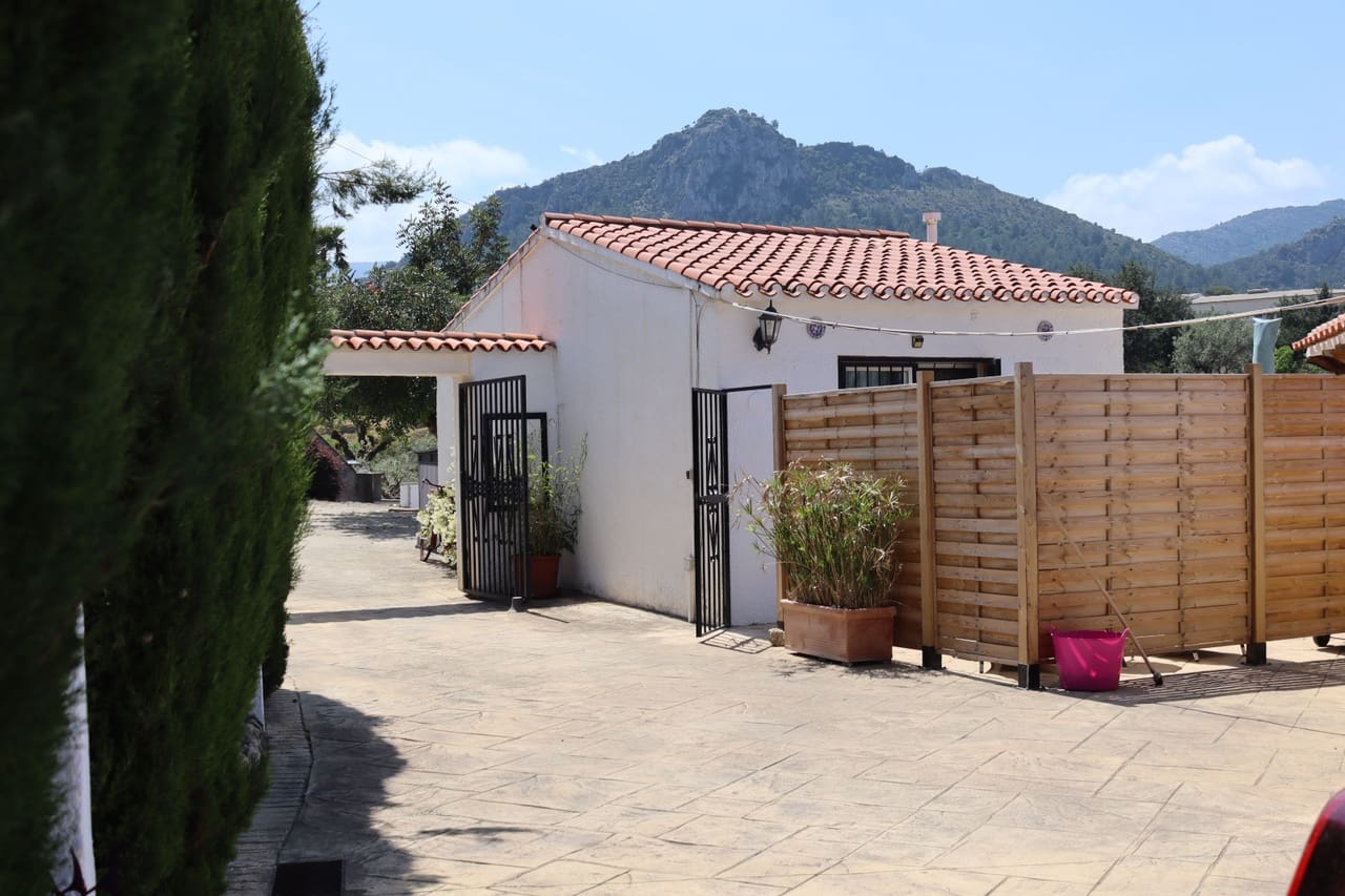 4 soveværelse Villa til salg i Orba med swimmingpool garage - € 515.000 (Ref: 9813546)
