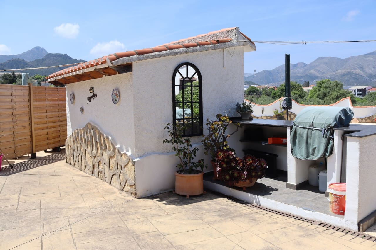 4 soveværelse Villa til salg i Orba med swimmingpool garage - € 515.000 (Ref: 9813546)