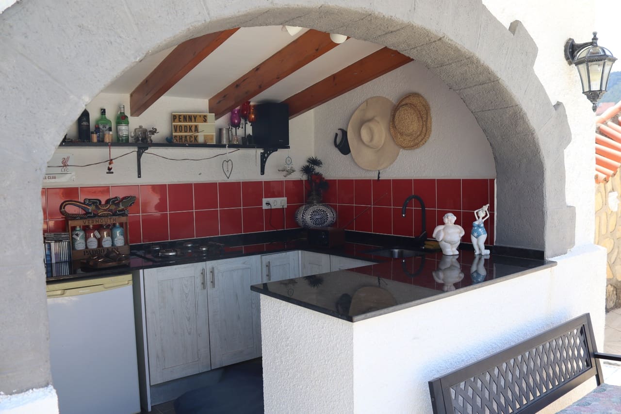 4 soveværelse Villa til salg i Orba med swimmingpool garage - € 515.000 (Ref: 9813546)