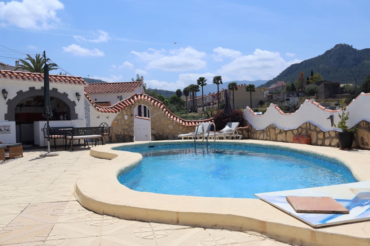 4 soveværelse Villa til salg i Orba med swimmingpool garage - € 515.000 (Ref: 9813546)