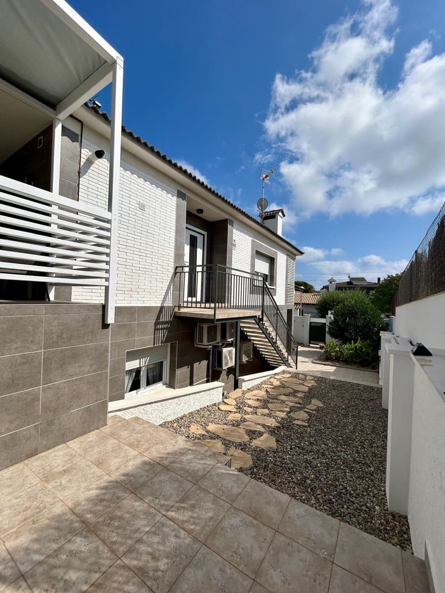 4 makuuhuone Huvila myytävänä paikassa Calafell mukana uima-altaan 
autotalli - 536 000 € (Ref: 9778494)