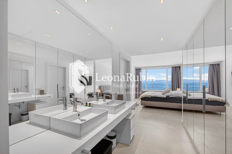 2 bedroom Flat for sale in Los Gigantes with pool garage - € 895,000 (Ref: 8973431)