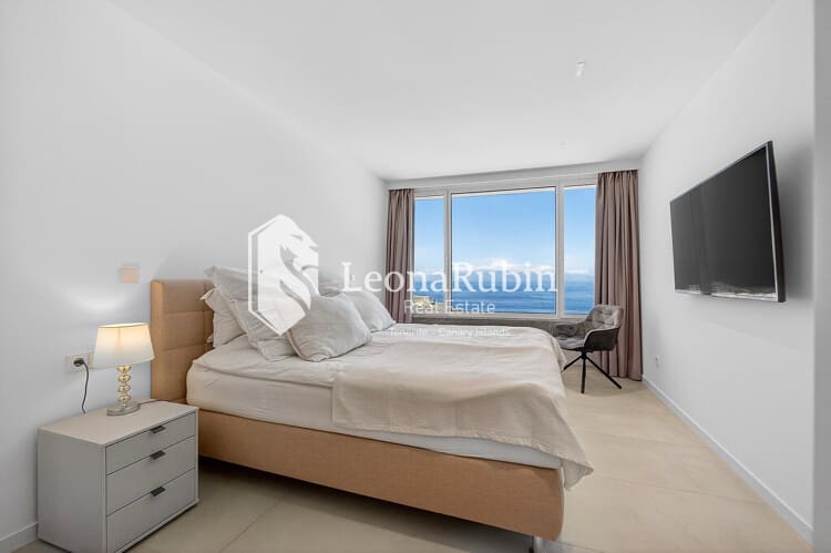 2 bedroom Flat for sale in Los Gigantes with pool garage - € 895,000 (Ref: 8973431)