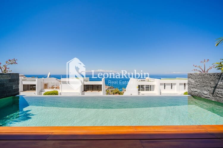 2 bedroom Flat for sale in Los Gigantes with pool garage - € 895,000 (Ref: 8973431)
