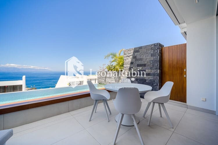 2 bedroom Flat for sale in Los Gigantes with pool garage - € 895,000 (Ref: 8973431)