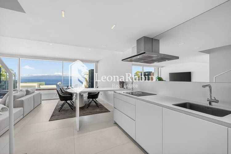 2 bedroom Flat for sale in Los Gigantes with pool garage - € 895,000 (Ref: 8973431)