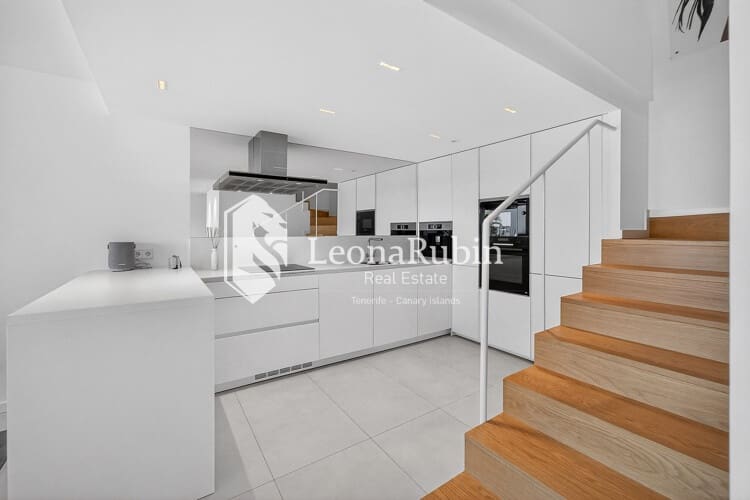 2 bedroom Flat for sale in Los Gigantes with pool garage - € 895,000 (Ref: 8973431)