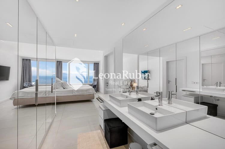 2 bedroom Flat for sale in Los Gigantes with pool garage - € 895,000 (Ref: 8973431)