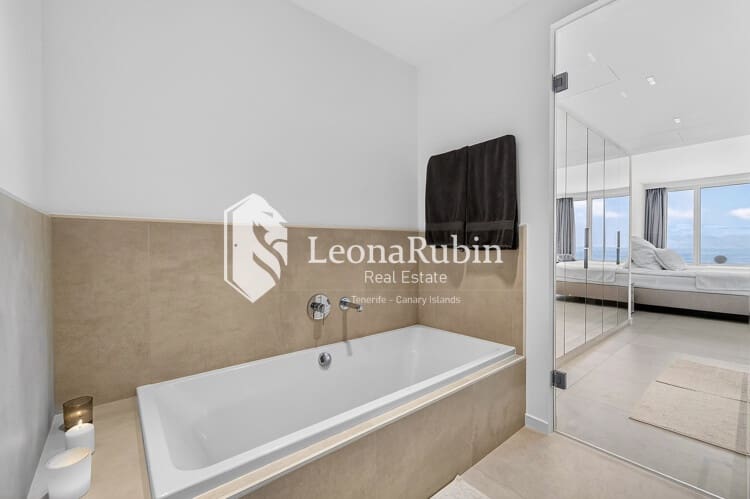 2 bedroom Flat for sale in Los Gigantes with pool garage - € 895,000 (Ref: 8973431)