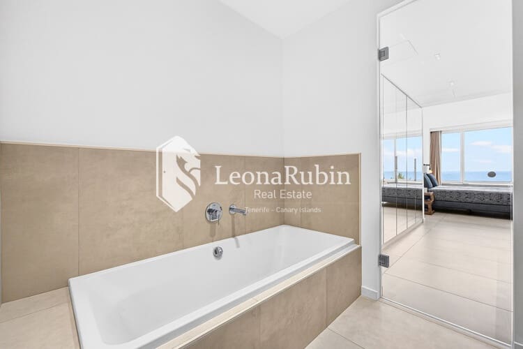 2 bedroom Flat for sale in Los Gigantes with pool - € 995,000 (Ref: 9834591)