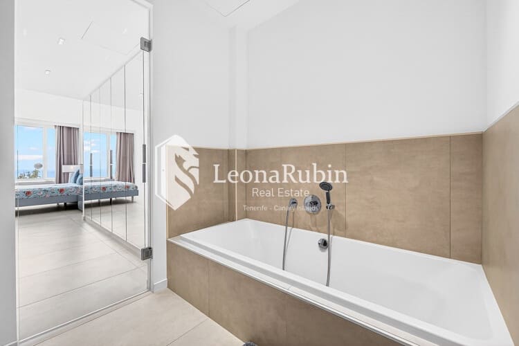 2 bedroom Flat for sale in Los Gigantes with pool - € 995,000 (Ref: 9834591)