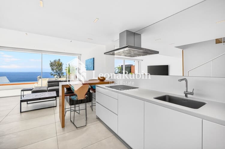 2 bedroom Flat for sale in Los Gigantes with pool - € 995,000 (Ref: 9834591)