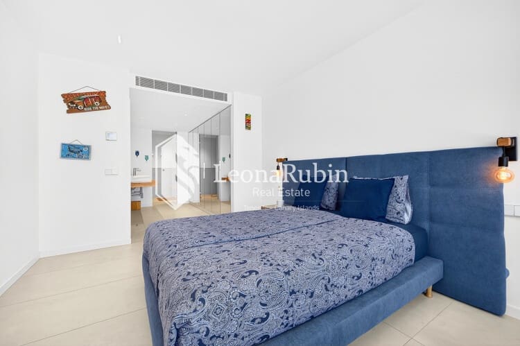 2 bedroom Flat for sale in Los Gigantes with pool - € 995,000 (Ref: 9834591)