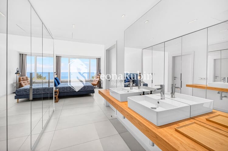2 bedroom Flat for sale in Los Gigantes with pool - € 995,000 (Ref: 9834591)
