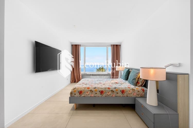 2 bedroom Flat for sale in Los Gigantes with pool - € 995,000 (Ref: 9834591)