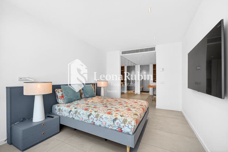 2 bedroom Flat for sale in Los Gigantes with pool - € 995,000 (Ref: 9834591)