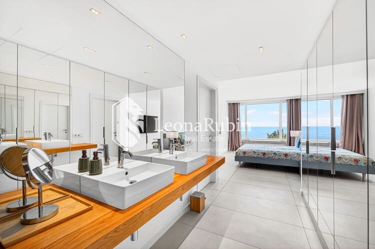 2 bedroom Flat for sale in Los Gigantes with pool - € 995,000 (Ref: 9834591)