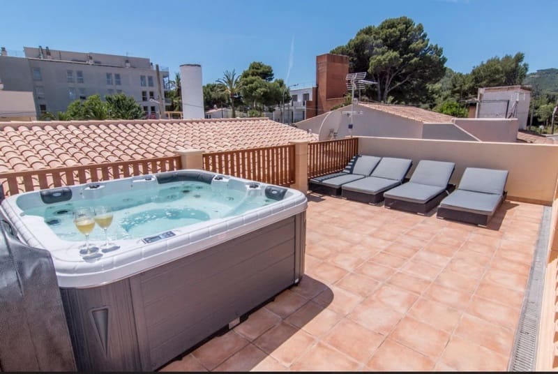 2 slaapkamer Rijtjeshuis te koop in Cala Ratjada - € 850.000 (Ref: 9678147)