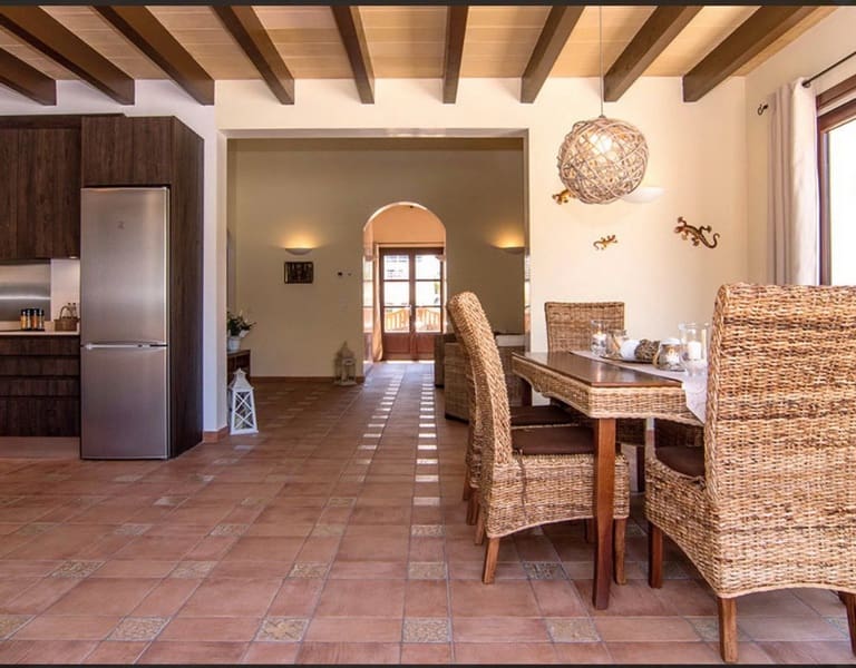 2 slaapkamer Rijtjeshuis te koop in Cala Ratjada - € 850.000 (Ref: 9678147)