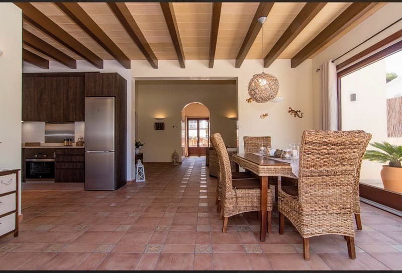 2 slaapkamer Rijtjeshuis te koop in Cala Ratjada - € 850.000 (Ref: 9678147)