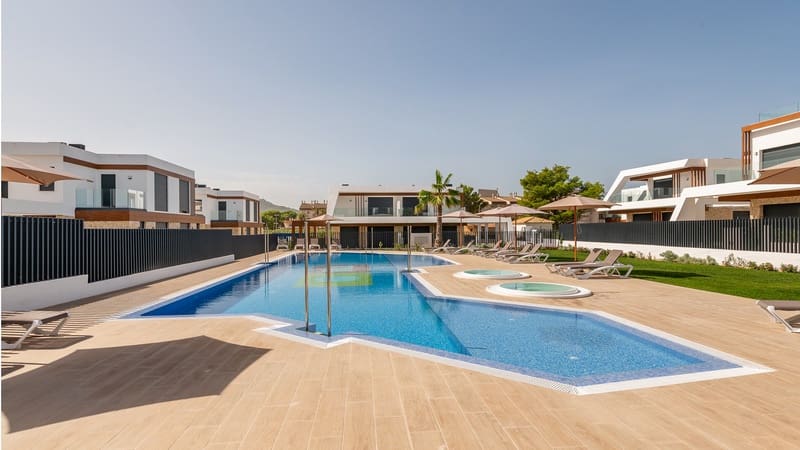 3 soveværelse Villa til salg i Cala Ratjada med swimmingpool garage - € 877.000 (Ref: 9977966)