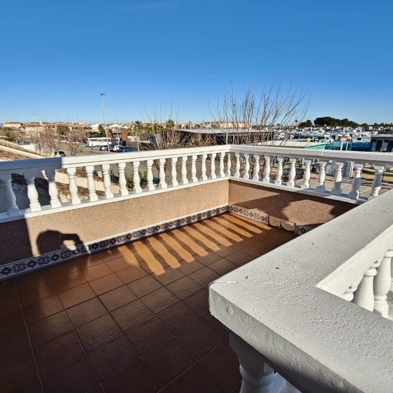 5 soveværelse Semi-Rækkehus til salg i Los Alcazares med garage - € 304.000 (Ref: 9564018)