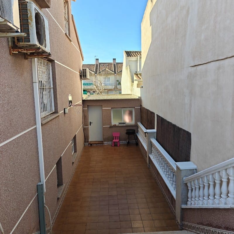 5 soveværelse Semi-Rækkehus til salg i Los Alcazares med garage - € 304.000 (Ref: 9564018)