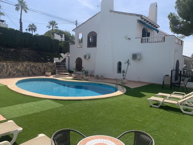 4 soverom Villa til salgs i Villamartin, Orihuela med svømmebasseng garasje - € 750 000 (Ref: 10005135)