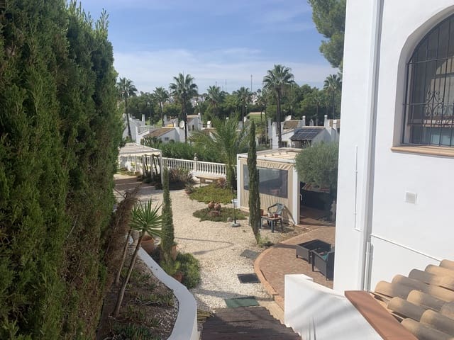 4 soverom Villa til salgs i Villamartin, Orihuela med svømmebasseng garasje - € 750 000 (Ref: 10005135)