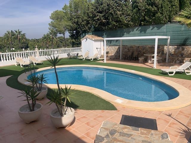 4 soverom Villa til salgs i Villamartin, Orihuela med svømmebasseng garasje - € 750 000 (Ref: 10005135)