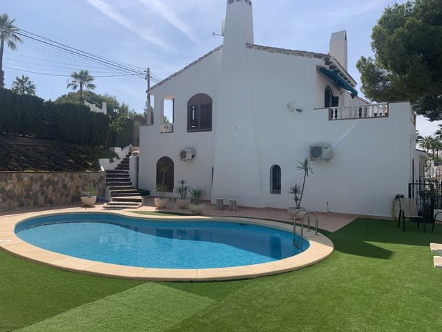 4 soverom Villa til salgs i Villamartin, Orihuela med svømmebasseng garasje - € 750 000 (Ref: 10005135)