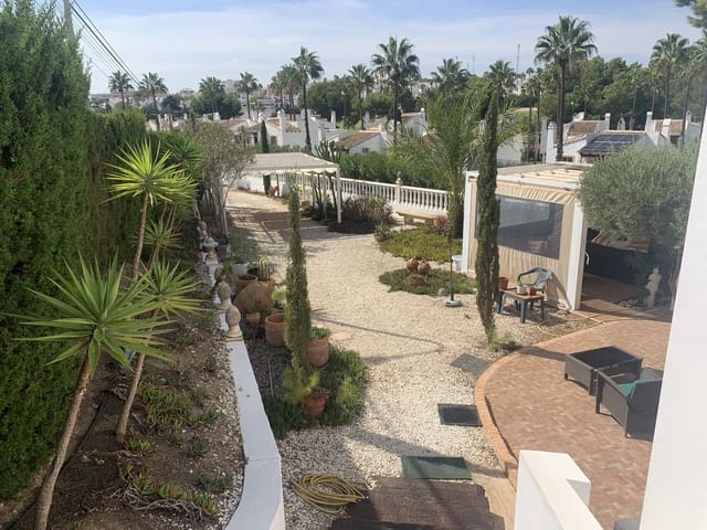 4 soverom Villa til salgs i Villamartin, Orihuela med svømmebasseng garasje - € 750 000 (Ref: 10005135)