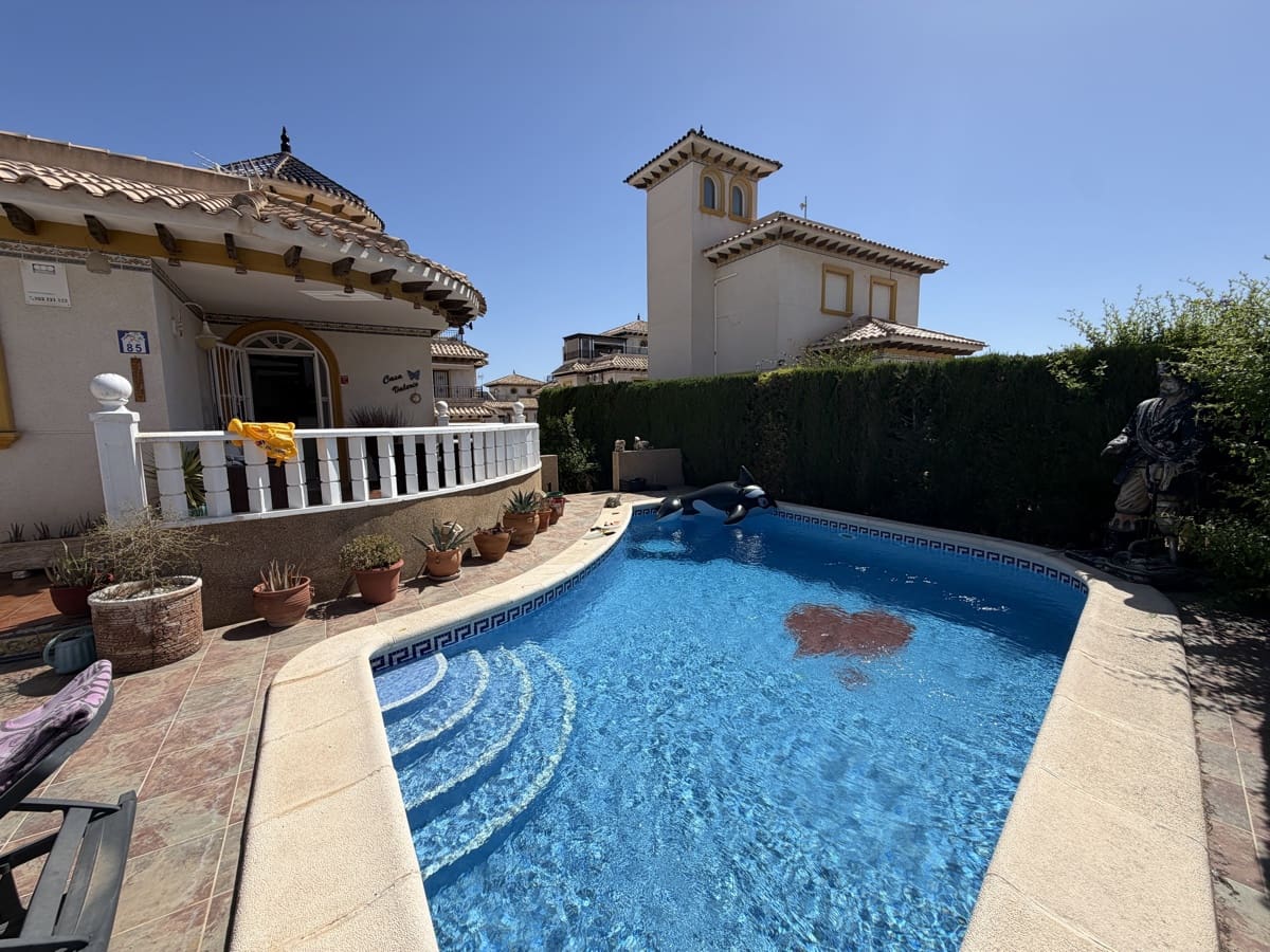 4 Zimmer Villa zu verkaufen in Villamartin mit Pool - 389.995 € (Ref: 10008346)