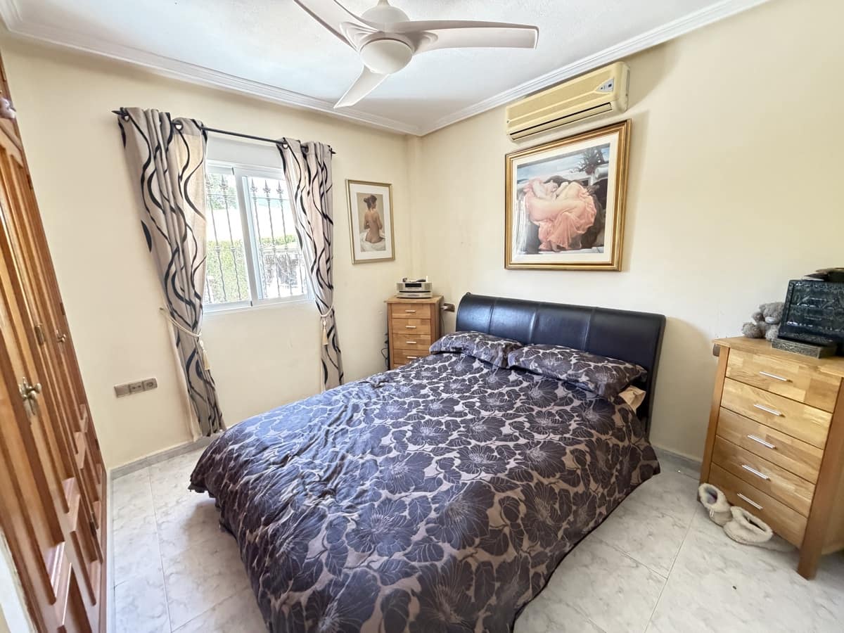 4 Zimmer Villa zu verkaufen in Villamartin mit Pool - 389.995 € (Ref: 10008346)