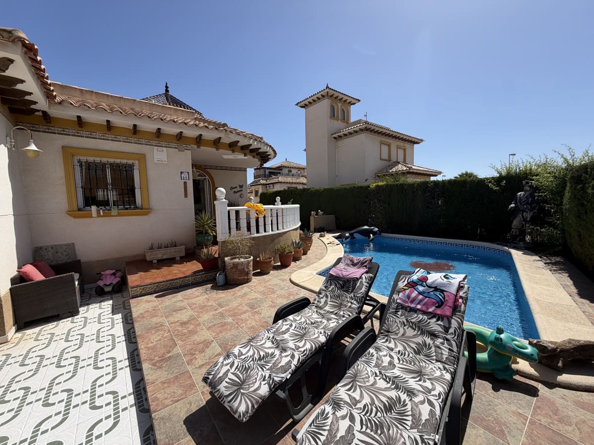 4 Zimmer Villa zu verkaufen in Villamartin mit Pool - 389.995 € (Ref: 10008346)