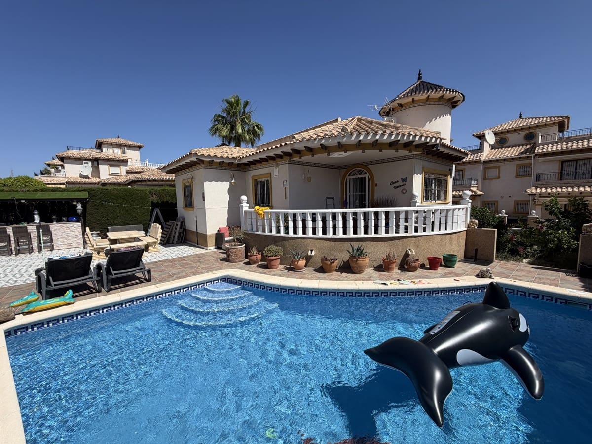 4 Zimmer Villa zu verkaufen in Villamartin mit Pool - 389.995 € (Ref: 10008346)